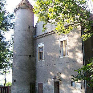 Hrubčice, Pohled na jednu z věží zámku.