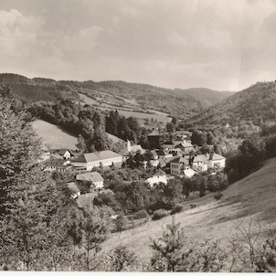 Oskava - záběr na Moravolen, školu