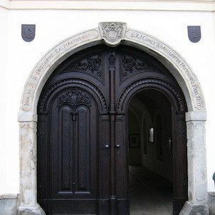 Hlavní portál, Vstup do zámku z náměstí