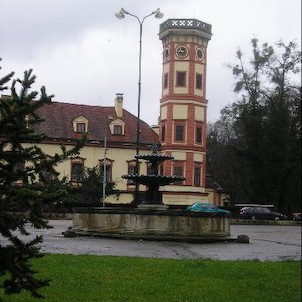 Věž zámku, Před zámkem kašna