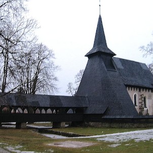 Kostel sv. Bartoloměje s dřevěným přístupovým mostem