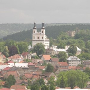 Kostel Panny Marie v Lužích, napravo od něj zřícenina Košumberk