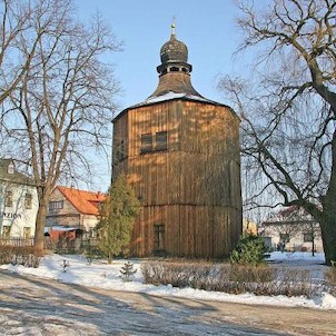 Dřevěná zvonice u kostela Nejsvětější Trojice