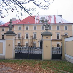 Zámek, Hlavní brána do zámku a zámeckého parku