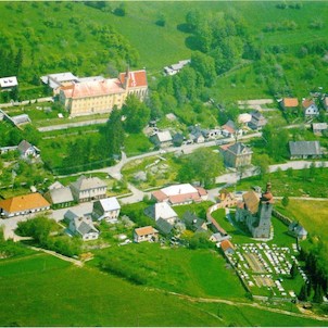 Pohled na střed s kostelem, farou a klášterem