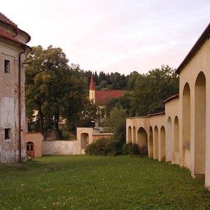 Unikátní křížová cesta při kostele