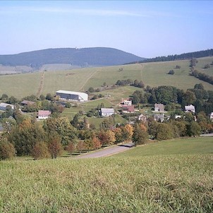 Obec Čenkovice od převáže - pod lesíkem