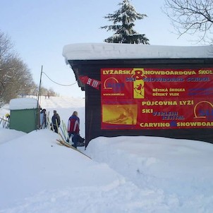 .jedna ze dvou lyžařských a snow. škol a školička