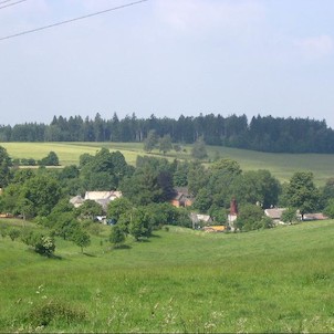 pohled od křižovatky nad obcí