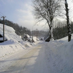 Někde tady je zastávka autobusu.