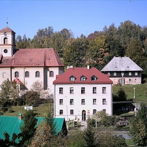 Obecní úřad, veř. internet - pošta, kostel a fara.