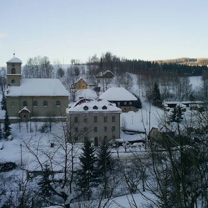 Obecní úřad - pošta, kostel a fara v zimě.
