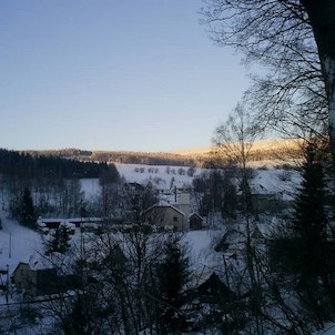 Orličky nad Obecním úřadem, horizont Suchý Vrch