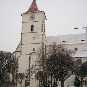 Věž se zvony, První zmínka o zvonech v děkanském kostele sv. Petra a Pavla na náměstí v Horažďovicích je již z roku 1454. Zvony se roztavily při požáru v roce 1619, kromě dvou menších - Sanktusíka, zrekvírovaného na jaře roku 1917 a Umíráčku.