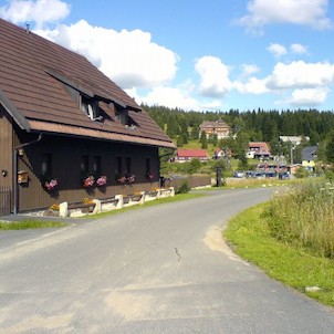 Modrava, v pozadí Klostermanova chata