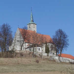 Kostel, dominanta kraje. Původně s klášterem.
