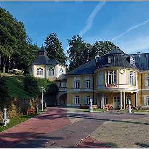 hotel - zámek, v Kněžicích u Petrovic
