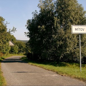 Obec Mítov, Mítov od severozápadu, silnice č. 2039
