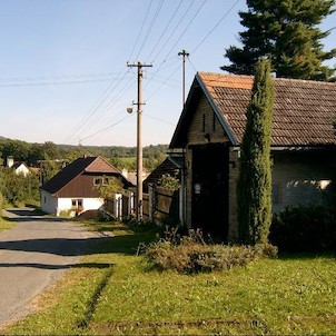 Chaloupky, V Mítově se zachovalo několik cenných roubených staveb lidové architektury