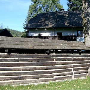 Mlýn, V Mítově se zachovalo několik cenných roubených staveb lidové architektury, mezi něž patří především dům s čp. 14 - roubený patrový mlýn s pavlačí a se zachovaným vnitřním zařízením, českou mlýnskou stolicí o jednom složení a mlýnským kolem, k němuž