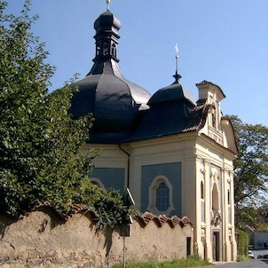 Kostel sv. Vojtěcha v ohradní zdi Šťáhlavského zámku