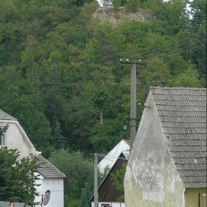 Dolní Bělá, Zbytky hradu - pohled z podhradí