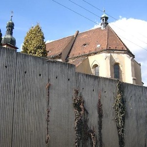 Zeď a kostel