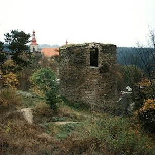 zbytek bergfritu, zřícenina hrádku Sychrov v Rabštejně