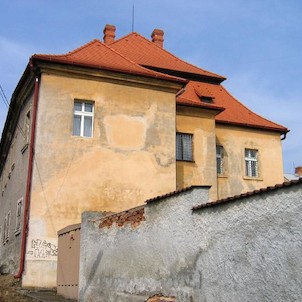 Zadní trakt zámku, Zámek Březina