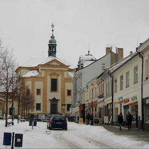 Kostel Sv.Anny, Chrám stojí v jihozápadním rohu náměstí, je kulturní památkou a jedním ze symbolů města.