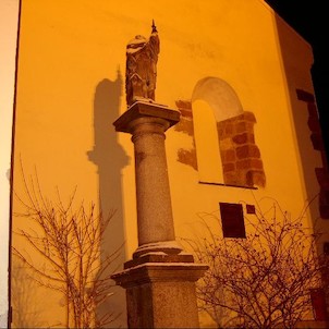 Torzo sochy u kostela