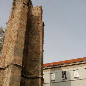 Zřícenina u školy, Gotické ruiny vedle nové