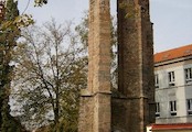 Okolí zříceniny, Zřícenina v zástavbě.