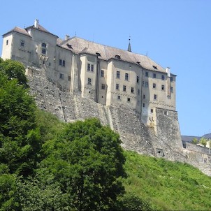 Český Šternberk ze Sázavy, pohled z řeky