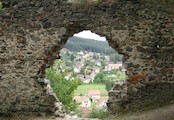 Zbytky hradu a obec
