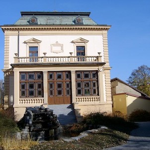 Západní strana, Park s fontánou a sochou Václava Živce přiléhající k vile, nese jméno historika města prof. Ferdinanda Pakosty.