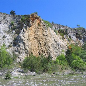 Koněpruské jeskyně, Vpravo nahoře je přístup do jeskyní