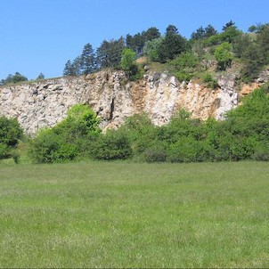 Koněpruské jeskyně, Nádherně zbarvené stěny bývalého lomu, při jehož těžbě byly objeveny jeskyně