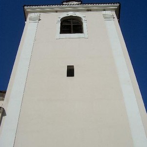 Věž kostela, Kostel se od konce roku 2000 může pochlubit i čtyřmi novými zvony, které vyrobila zbraslavská zvonařská dílna Rudolfa Manouška. Zvony získaly jméno po českých světcích - Václavovi, Ludmile, Anežce a Vojtěchovi.