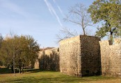 Jižní hradby zvnějšku, . Hlavní zeď vysokou 7 až 9m zpevňovalo na čtyřicet hranolovitých věžic. Kromě této hradby s dřevěným ochozem byla součástí opevnění i parkánová zeď a zemní val. Ani takto mohutná fortifikace město neuchránila a 1.4. 1421 bylo dobyt