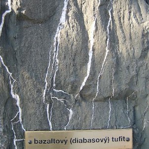 bloky hornin, v geoparku naleznete i obrovské bloky hornin, které si můžete sami osahat.
