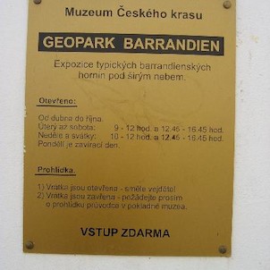 Infotabule u vchodu