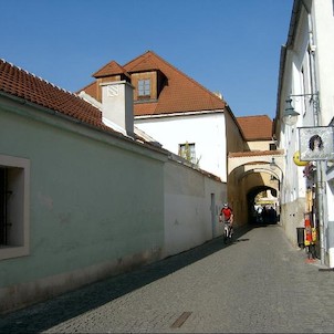 Vchod do Geoparku, vchod je ze Slapské ulice, nebo z Husova náměstí, přez Muzeum Českého Krasu