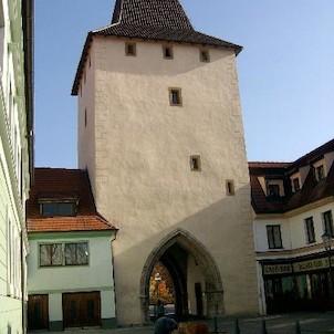 Od Husova náměstí, Gotická věž ze 14. století, tzv. Pražská (Dolní) brána, byla součástí městského opevnění a je jednou ze dvou berounských městských bran.