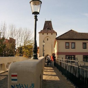 Od východu, skrze bránu vedou červeně a modře značené turistické cesty k orzcestníku na Husově náměstí