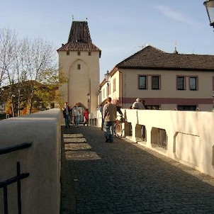 Most přez Čertovku, Pražská brána od východu a most přez rameno Berounky - Čertovku