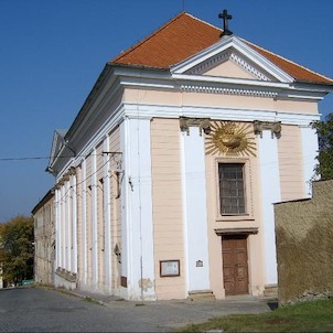 farní kostel Povýšení sv. Kříže, Císař František Josef I. z ní dal zřídit nynější farní kostel Povýšení sv. Kříže, který v roce 1897 nechal přístavbou rozšířit do podoby, jakou známe dnes.