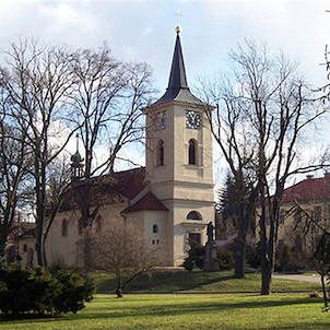 kostel - pohled z parku