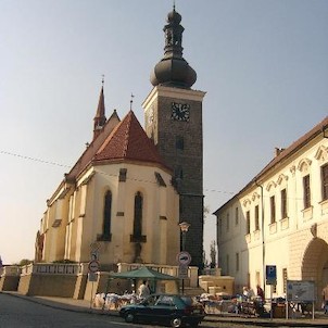 Kostel sv. Kateřiny, na náměstí ve Velvarech