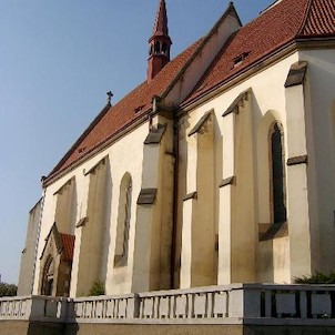 Z boční strany, Jednou z gotických památek Velvar je i kostel sv. Kateřiny na náměstí.